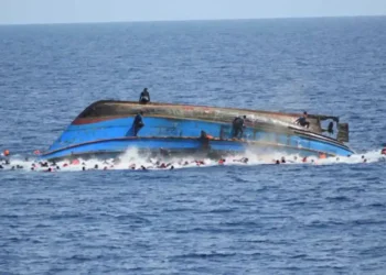 A boat transporting 100 people capsize