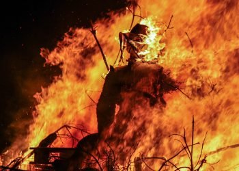 A mob in Benue burns a guy suspected of raping and murdering his brother’s wife