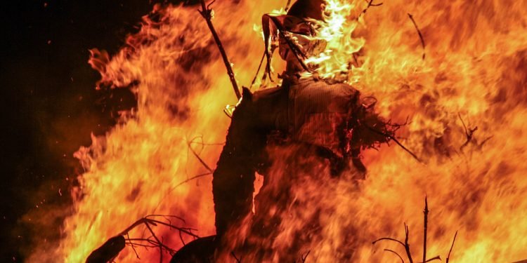 A mob in Benue burns a guy suspected of raping and murdering his brother’s wife