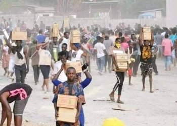 Hoodlums raid store in Abuja, cart away items