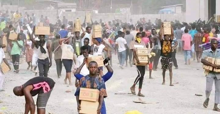 Hoodlums raid store in Abuja, cart away items