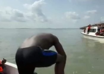 Man swims third mainland bridge lagoon to Raise Mental Health Awareness campaign