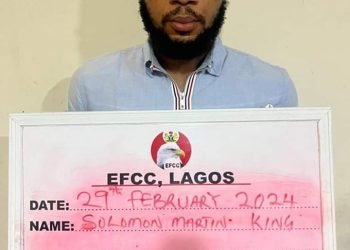 Court jail man defrauding people using military uniform