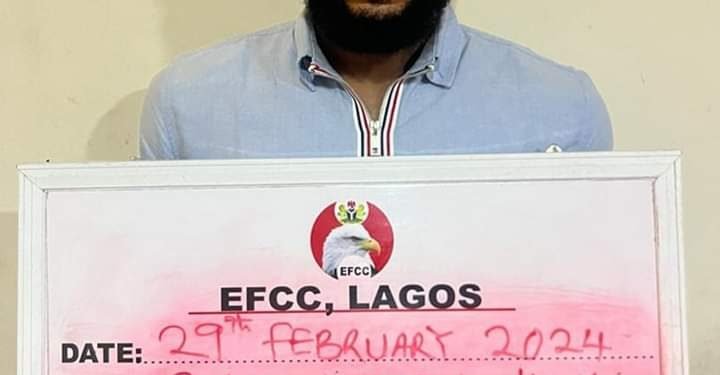 Court jail man defrauding people using military uniform