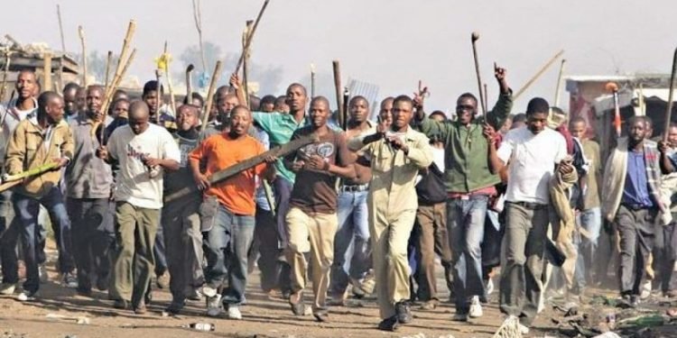 Hoodlums attack police station in Lagos