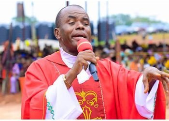Politicians should also get minimum wage – Mbaka